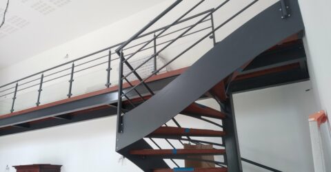 Escalier avec mezzanine et garde-corps